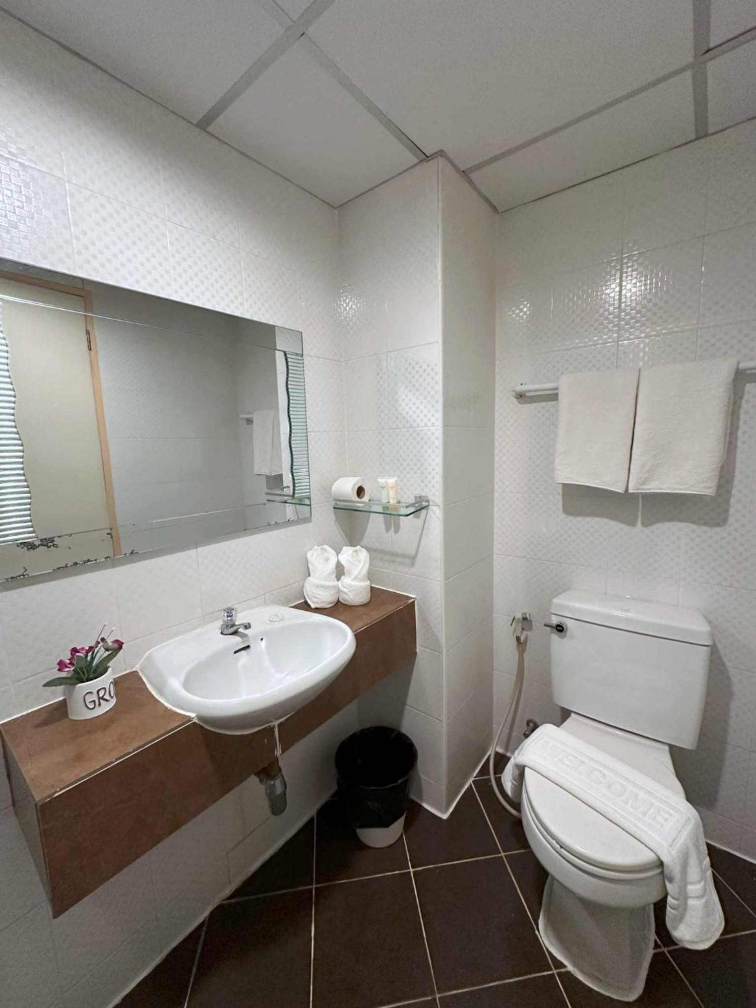 Aryan Suites Hotel Бангкок Экстерьер фото